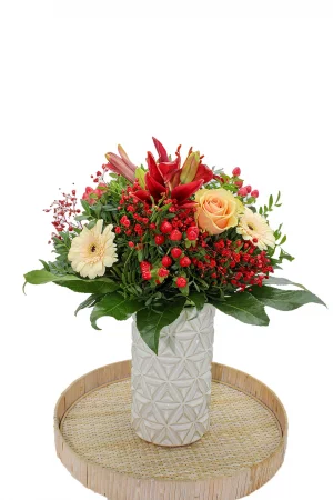 Blumenstrauß 'Lieblingsmensch' aus eleganten Rosen, prächtigen Lilien, charmanten Germinis, strahlendem Hypericum und zartem Schleierkraut.