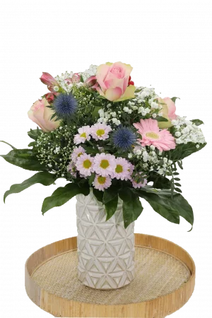 Blumenstrauß 'Schöne Grüße' aus Rosen, Alstromerien, Germini und Santini, mit blauen Disteln, Schleierkraut und grünem Beiwerk.