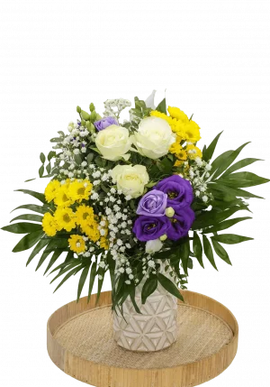 Tausend Dank' mit weißen Rosen, Eustoma, Santini und Schleierkraut, begleitet von grünem Beiwerk.
