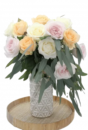 Blumenstrauß 'Zarte Gefühle' mit Rosen in verschiedenen Farben, harmonisch kombiniert mit aromatischem Eukalyptus.