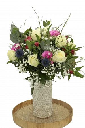 Blumenstrauß 'Sommerspaziergang' mit weißen Rosen, pinken Nelken und farbenfrohen Alstromerien, ergänzt durch blaue Disteln, Schleierkraut und grünem Beiwerk.