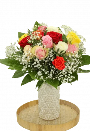 Blumenstrauß 'Rosenkuss' mit Rosen in verschiedenen Farbnuancen, Schleierkraut und grünem Beiwerk.