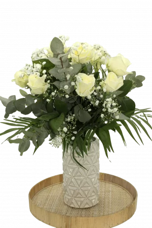 Blumenstrauß 'Herzensmensch' mit zarten weißen Rosen, Schleierkraut und grünem Beiwerk.