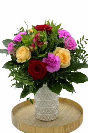 Blumenstrauß 'Blütenträume' mit herzberührenden Rosen, charmanten Nelken und farbenfrohen Alstromerien, umrahmt von frischem grünem Beiwerk.