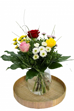 Das Produktbild zeigt den Blumenstrauß "Lebensfreude", bestehend aus verschiedenfarbigen Rosen, Santini und grünem Beiwerk. Ein lebendiges und farbenfrohes Arrangement, das Lebensfreude und positive Energie ausstrahlt, ideal für besondere Momente und Anlässe.