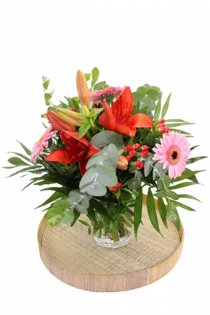 Das Produktbild zeigt den Blumenstrauß "Blütenmelodie", bestehend aus Lilien, Germini und Hypericum-Beeren. Ein harmonisches und vielseitiges Blumenarrangement, das die Sinne erfreut und sich perfekt für besondere Anlässe eignet.