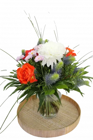 Das Produktbild zeigt den Blumenstrauß "Blumengrüße", bestehend aus einer Mischung von Chrysanthemen, Santini, Disteln und Rosen. Ein vielseitiger Blumenstrauß perfekt für Geburtstage, Dankeschön-Nachrichten, Geburten und Genesungswünsche, mit der Option, Blumen liefern zu lassen in Mannheim, Heidelberg, Ludwigshafen und Umgebung.