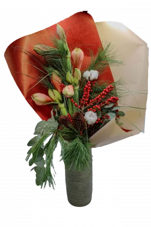 Blumenstrauß Nussknacker aus Amaryllis, Skimmia, Tannenzapfen und Baumwolle.