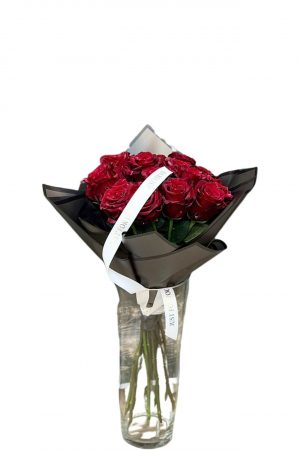 Valentinstagsstrauß aus 15 roten Rosen mit schwarzer Manschette und weißer Schleife, freigestellt
